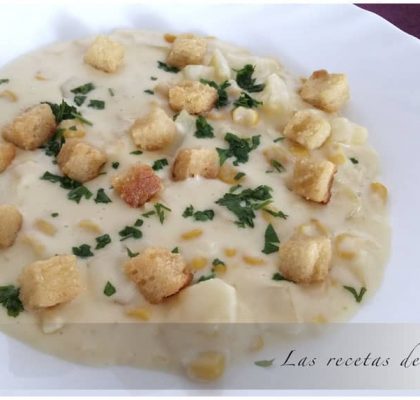 Sopa de patatas y queso con maíz