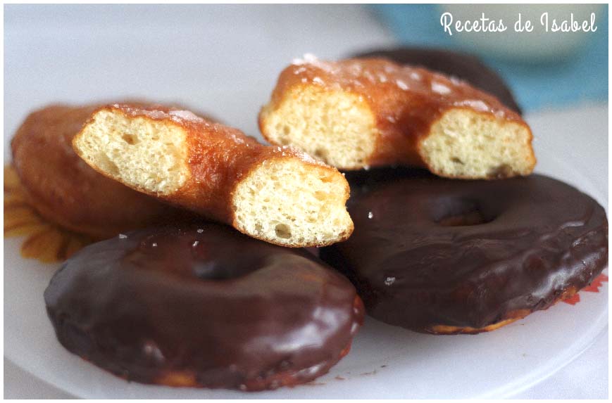 Donuts caseros con chocolate y blancos