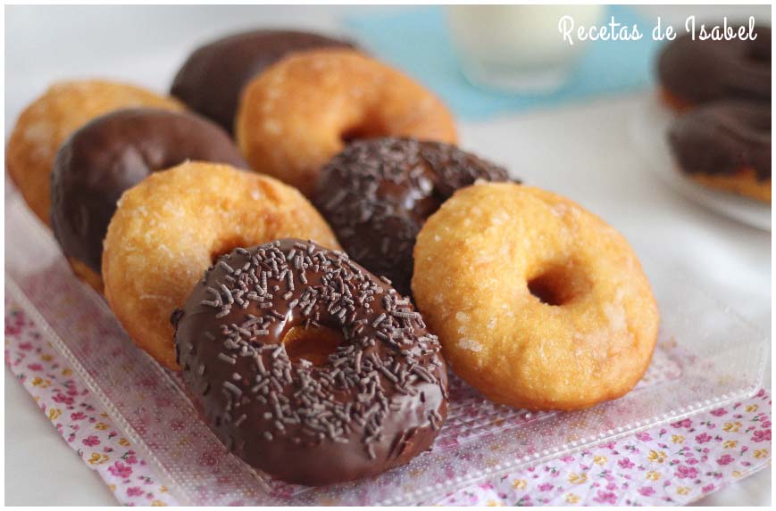 Donuts caseros con chocolate y blancos