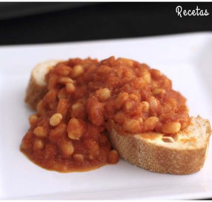 Baked beans o alubias con tomate, desayuno inglés