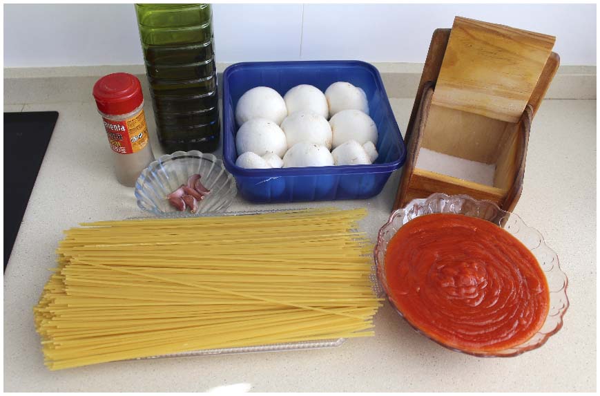 Espaguetis con champiñones al ajillo y tomate