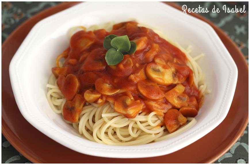 Espaguetis con champiñones al ajillo y tomate