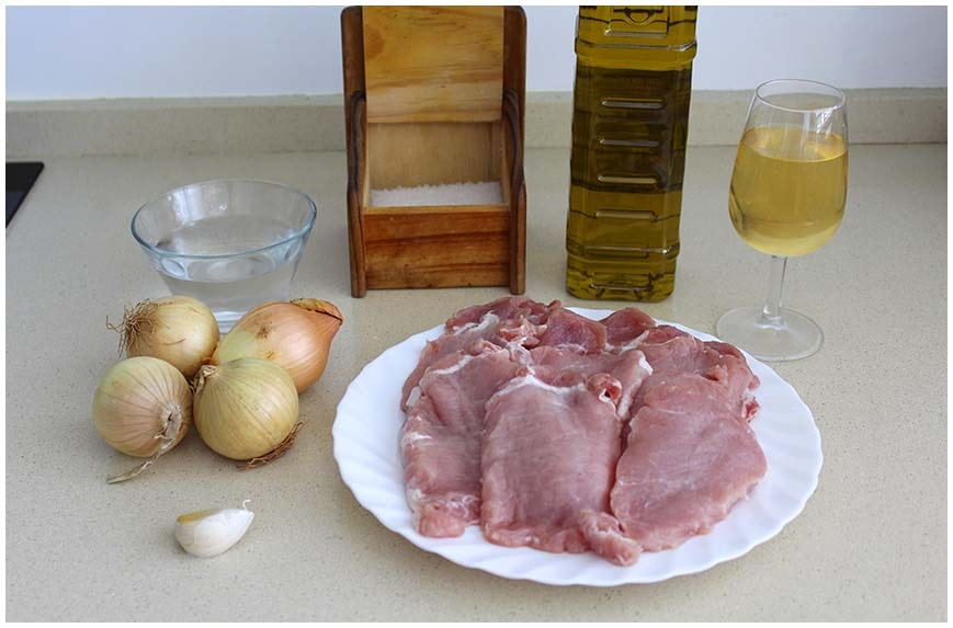 Filetes de lomo con salsa de cebolla y vino blanco